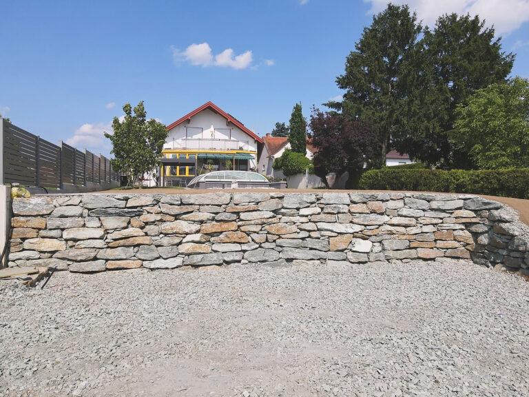 Natursteinmauer mit Pannonia Stones / Freingruber Rechnitz in Großpetersdorf – gebaut von Erdbau Postl