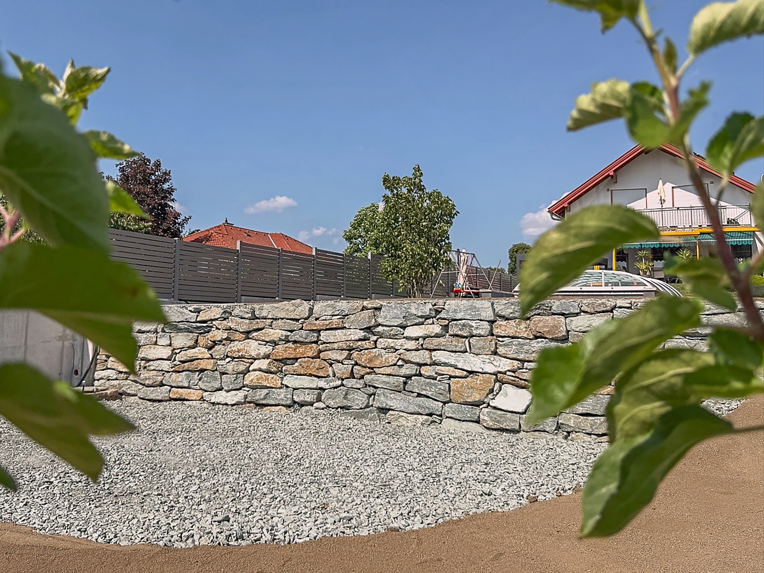 Natursteinmauer mit Pannonia Stones / Freingruber Rechnitz in Großpetersdorf – gebaut von Erdbau Postl