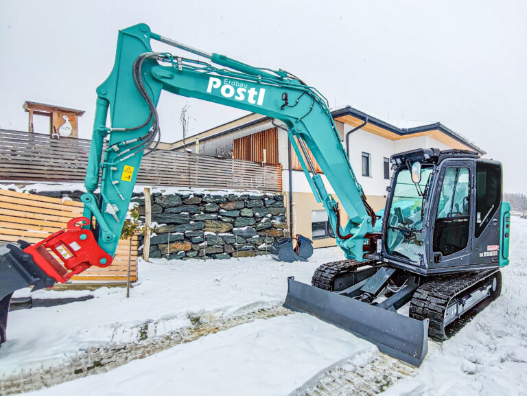 Erdbau Postl - 9t Kobelco Kettenbagger im Schnee