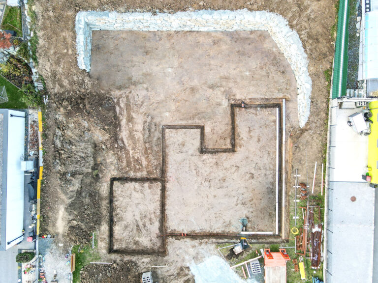 Aushub Streifenfundamente mit GPS Bagger von Erdbau Postl