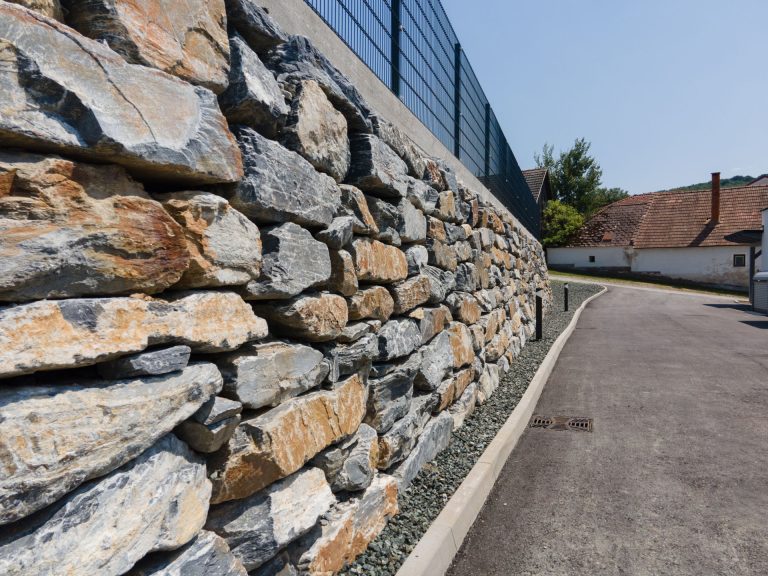 Natursteinmauer