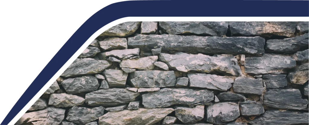 Steinmauer mit schrägen rahmen